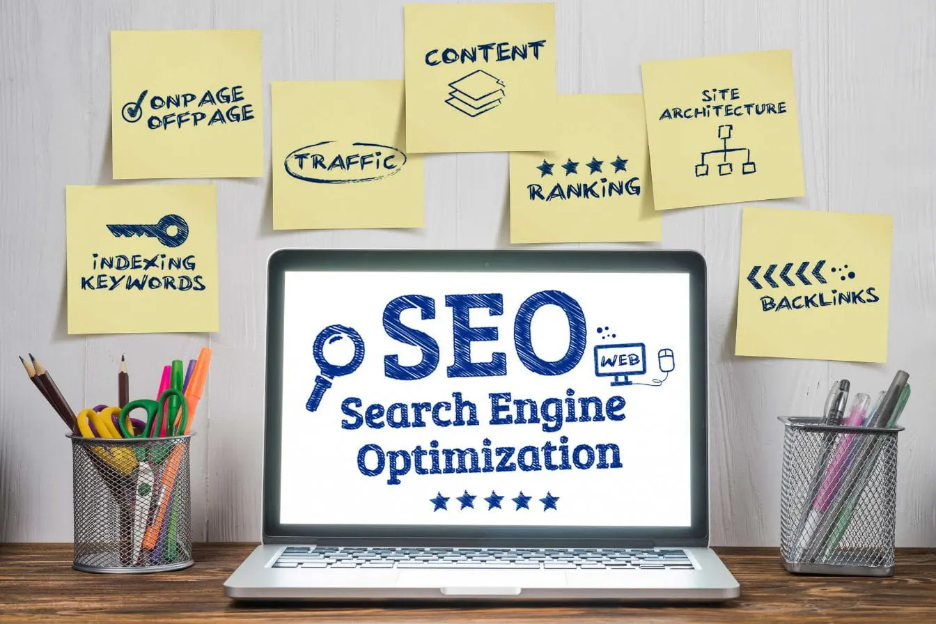 post‑its SEO Bureau avec laptop et post‑its SEO, image claire illustrant l’importance du cocon de contenu pour optimiser la visibilité.