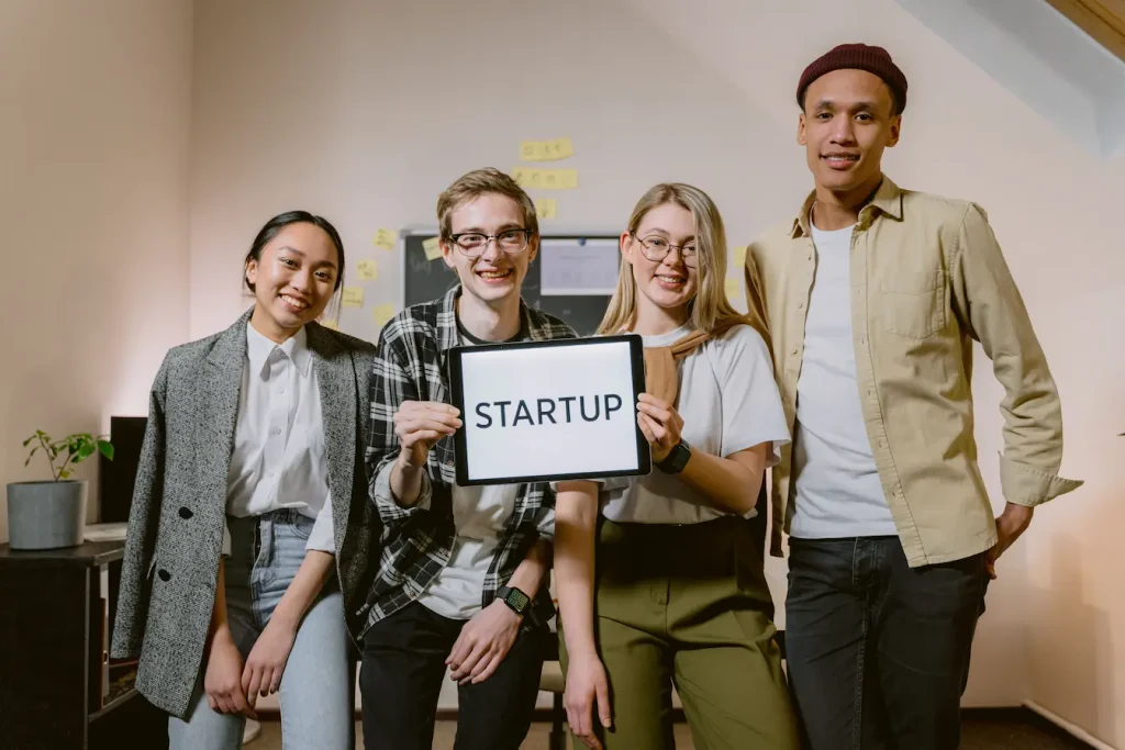 Scène collaborative avec équipe réunie devant mur rempli de post-it, illustration typique des décisions sur le statut juridique d’une startup.