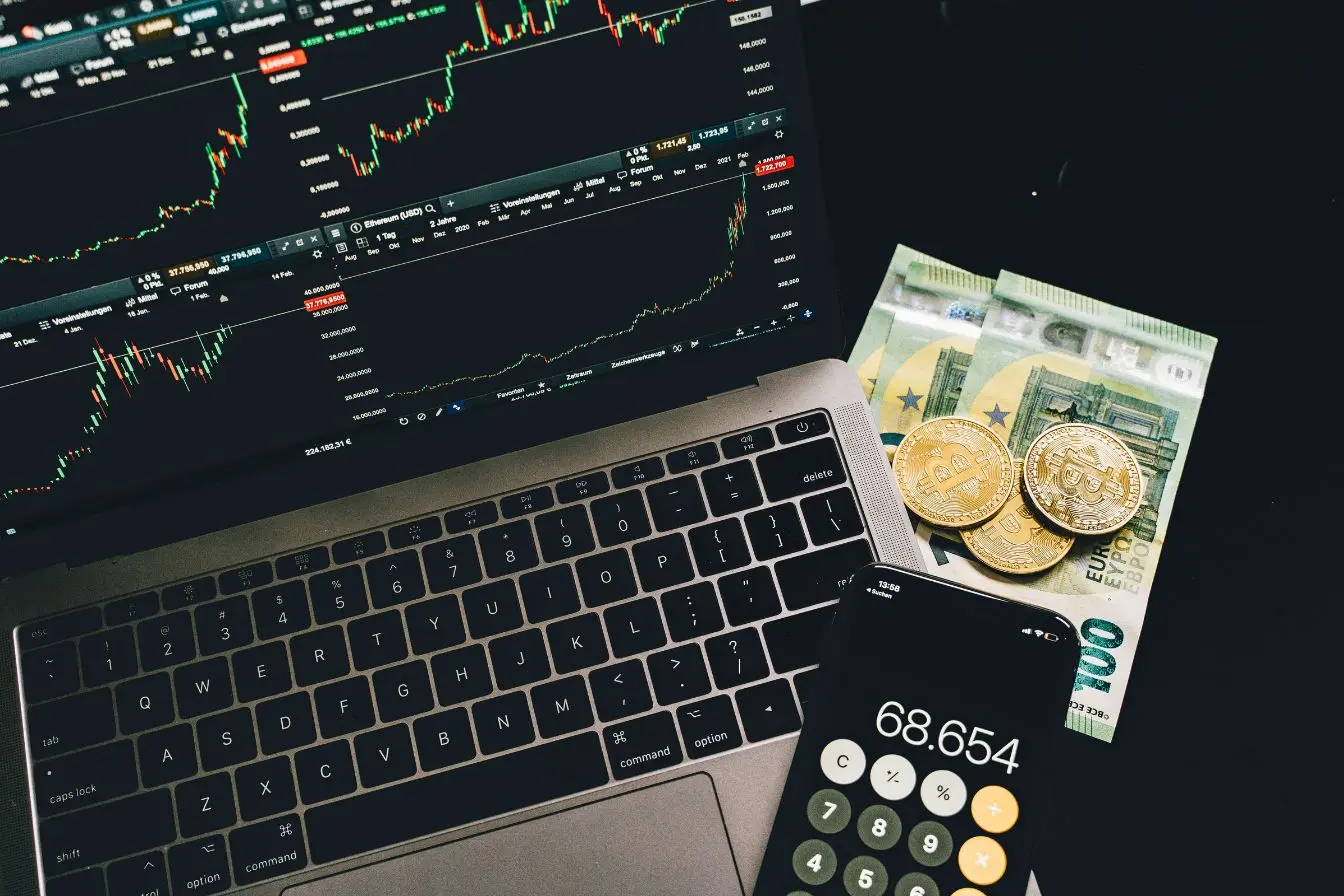 Blockchain Ordinateur portable affichant des graphiques et données numériques à côté d’un smartphone, illustrant les applications professionnelles de la blockchain au-delà des cryptomonnaies