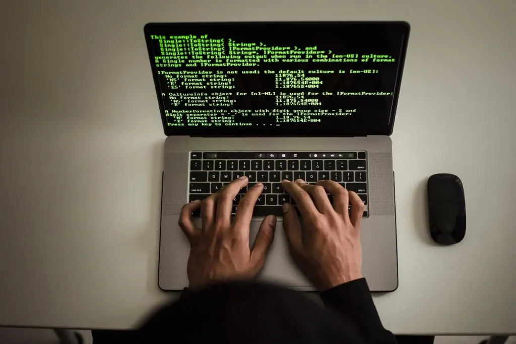 Développeur travaillant sur un ordinateur portable affichant du code, illustrant les avantages du serverless pour créer sans gérer les serveurs