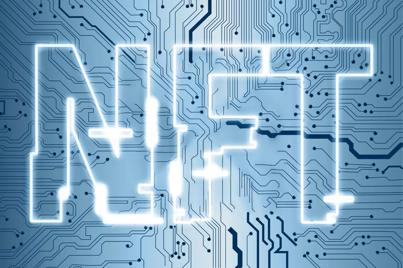 NFT Le mot NFT lumineux affiché sur un fond de circuit imprimé bleu, idéal pour illustrer un article sur l'art numérique et la blockchain.