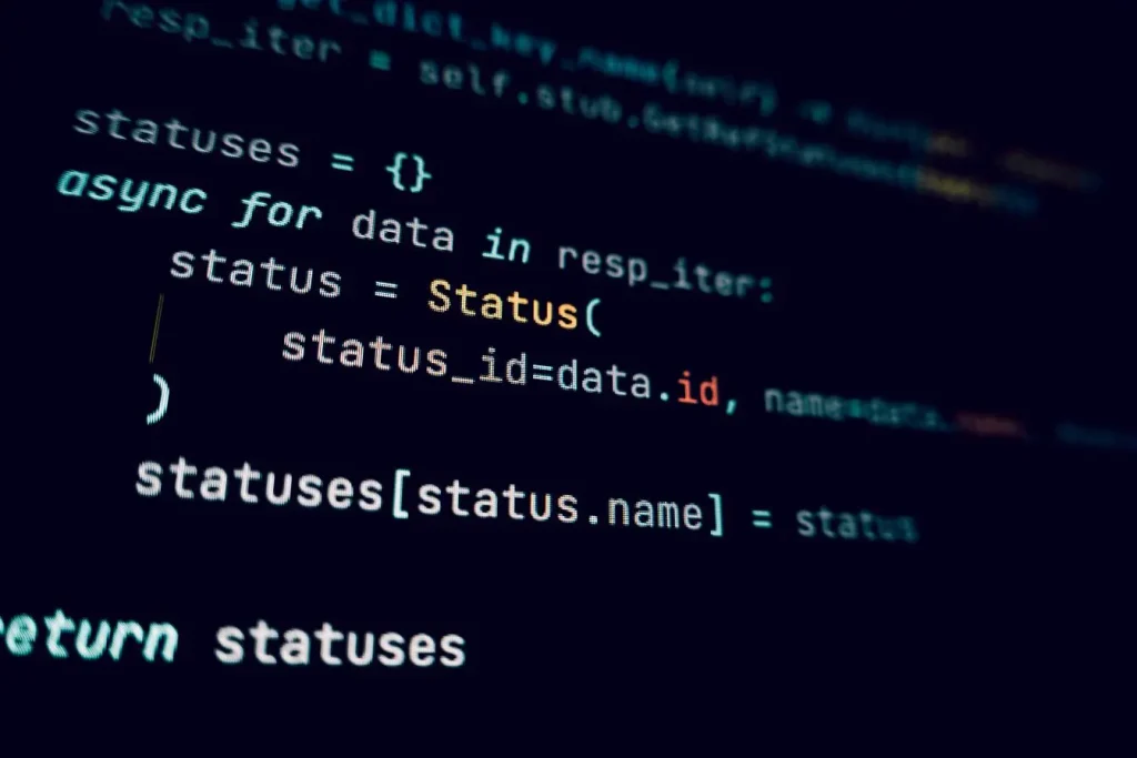 Gros plan sur des lignes de code affichées à l’écran, illustrant la différence entre le low-code qui accepte du code et le no-code qui le limite