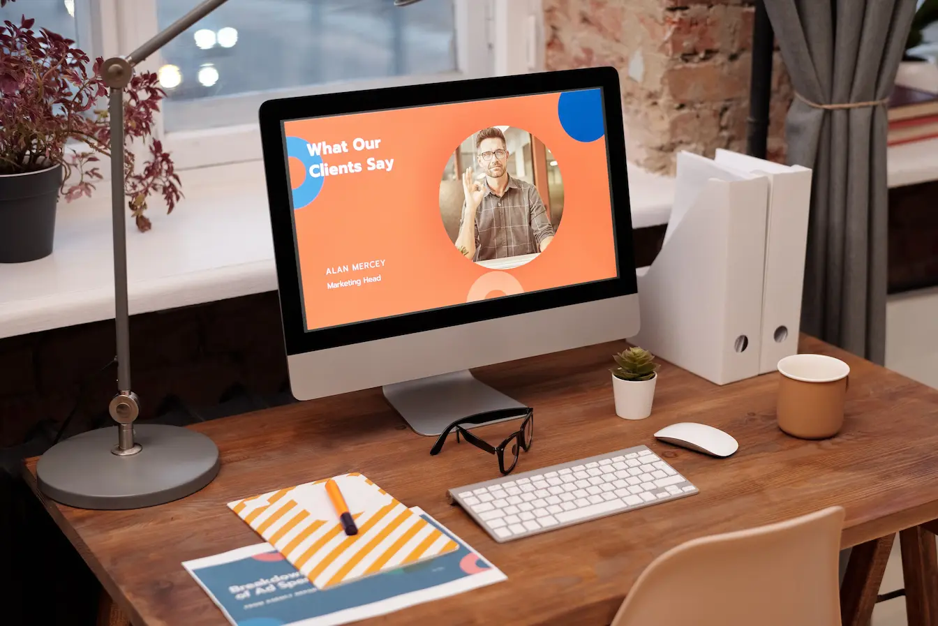 Pitch deck Bureau moderne avec écran affichant diapositive orange et bleue, symbole d’un pitch deck professionnel.
