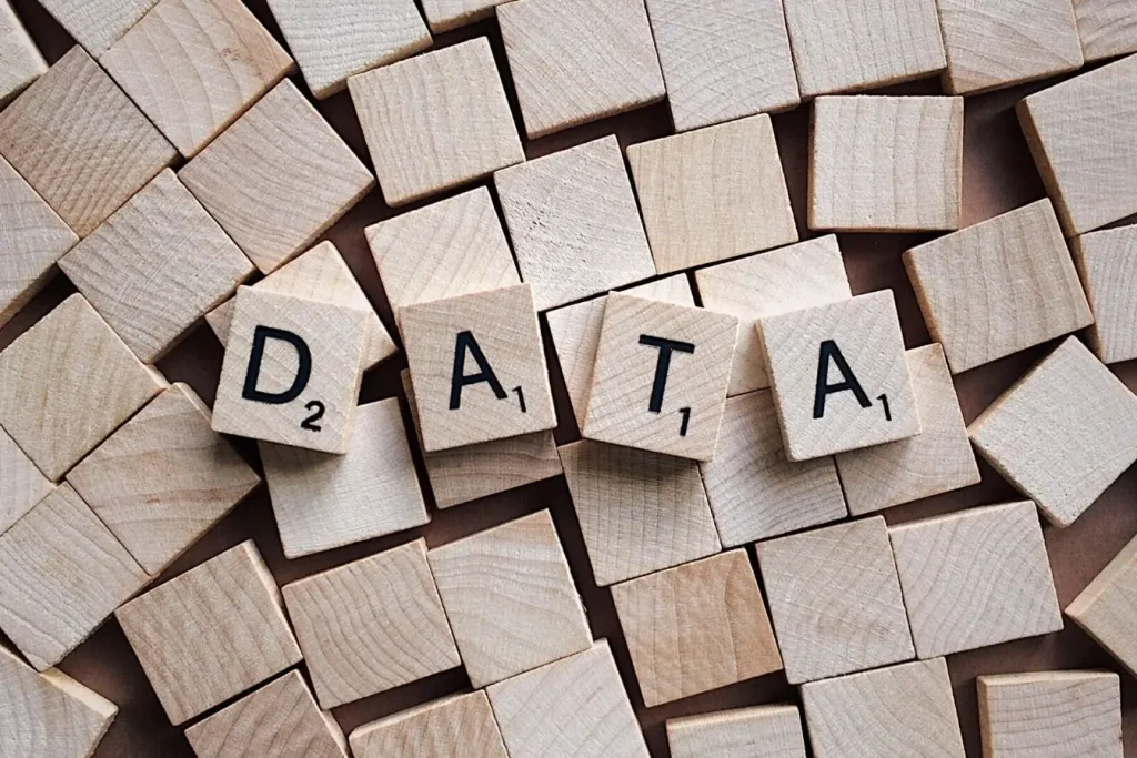 Tuiles en bois formant le mot DATA au centre, symbole de la confidentialité et de la réglementation des cookies sur les sites web.