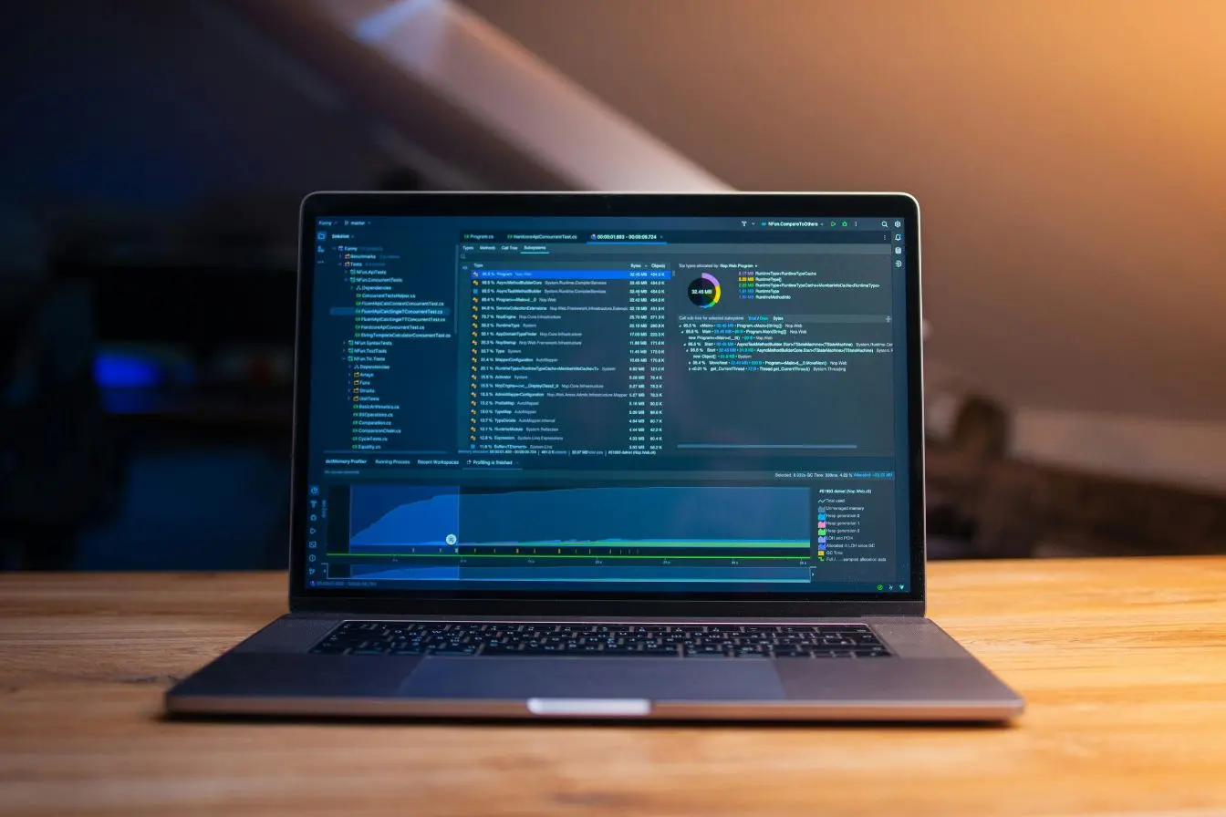 interface de développement Ordinateur portable affichant une interface de développement avancée, illustrant les différences entre les approches low-code et no-code pour créer des applications