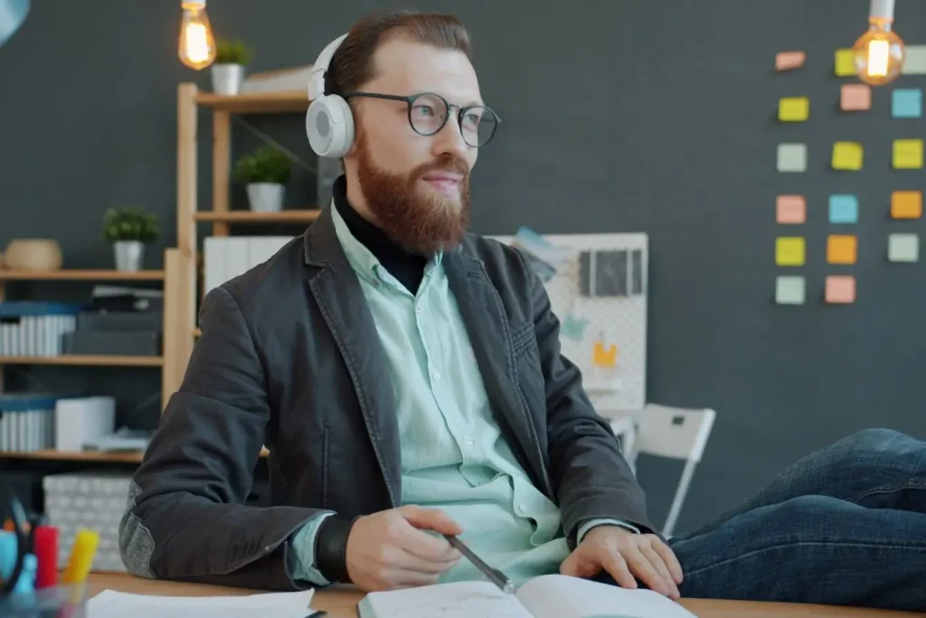 Personne assise à un bureau en bois tapant sur laptop, symbole des pratiques de rédaction UX et micro-copies efficaces.