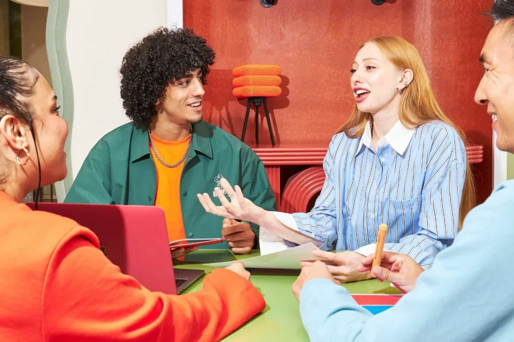 Scène intérieure avec table orange et décor moderne, illustration typique des sessions d’onboarding collaboratif.