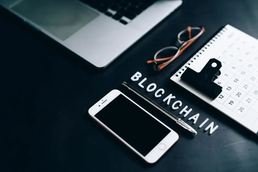 Espace de travail avec outils numériques et documents organisés, une image qui évoque les usages concrets de la blockchain dans les entreprises modernes